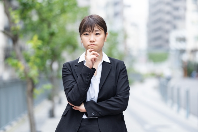 人間関係のストレスを抱える女性